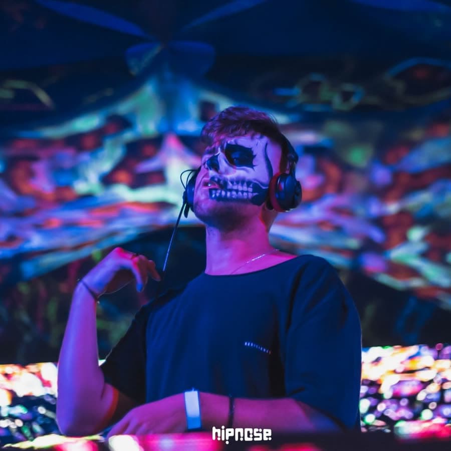 Ullien com pintura facial em festa psicodélica